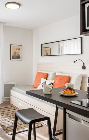 LA-COUR-DES-GRANDS680a31dac1e001.90088907