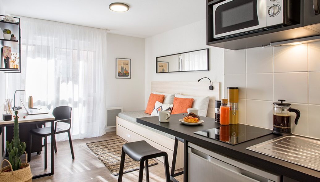 LA-COUR-DES-GRANDS680a31dac1e001.90088907